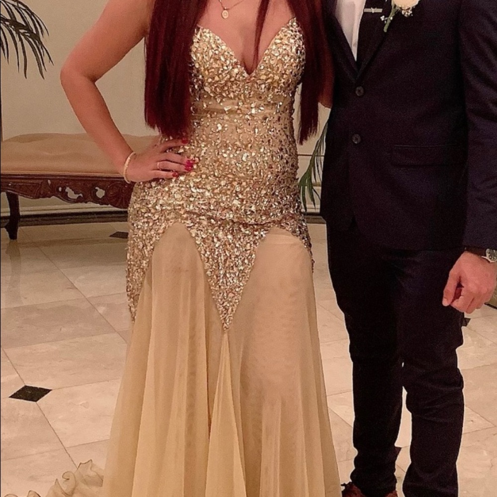 Prom or wedding dress. Needs a dry clean but it’s a beautiful dress
